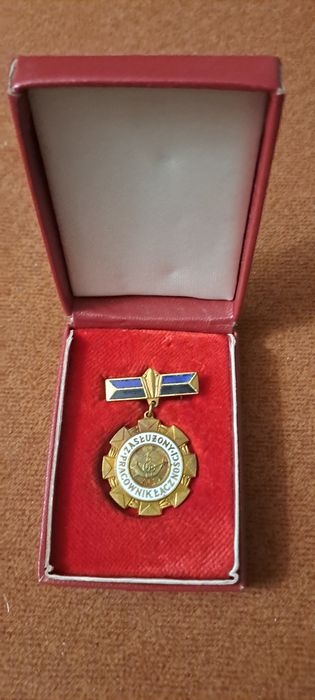 Odznaka Zasłużony Pracownik Łączności PRL w etui / Pudełko  wraz z imienną legitymacją.