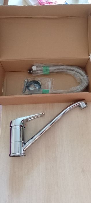 Змішувач води для умивальнику новий