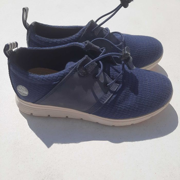 Calçado de vários tamanhos, estilos e marcas, para menino.