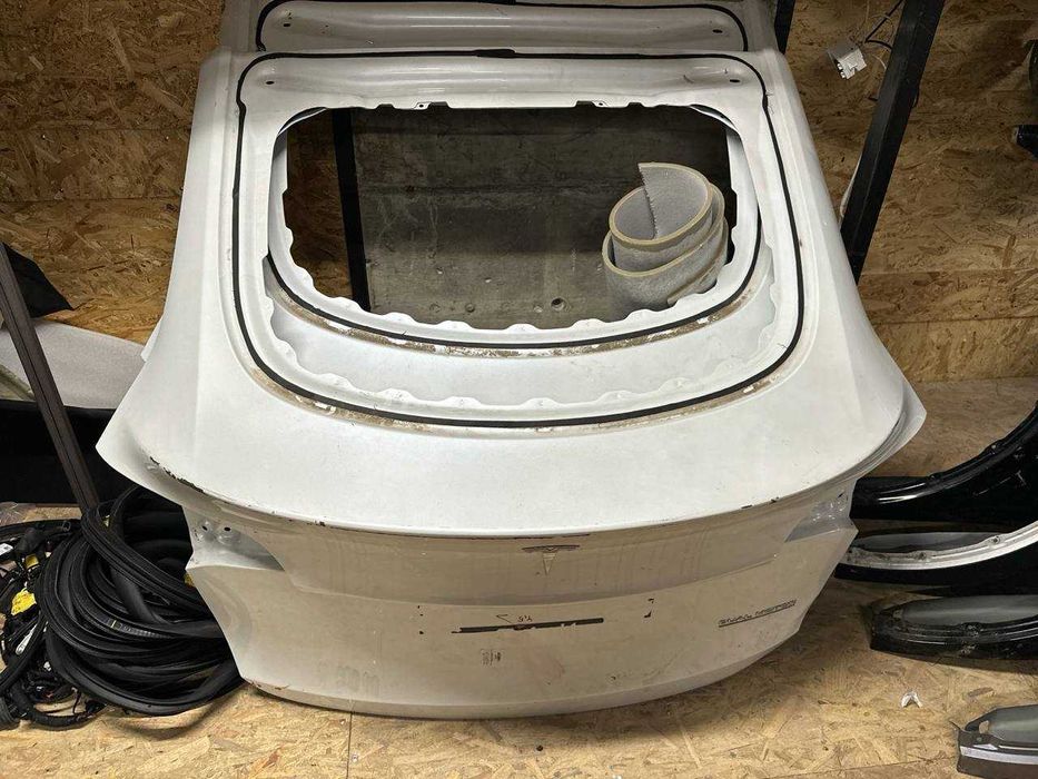 Ляда \ кришка багажника Tesla model Y