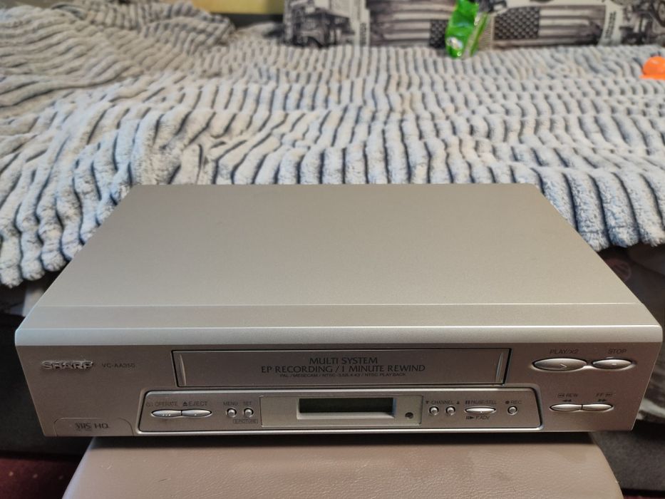 Видеомагнитофон Sharp и 30 касет