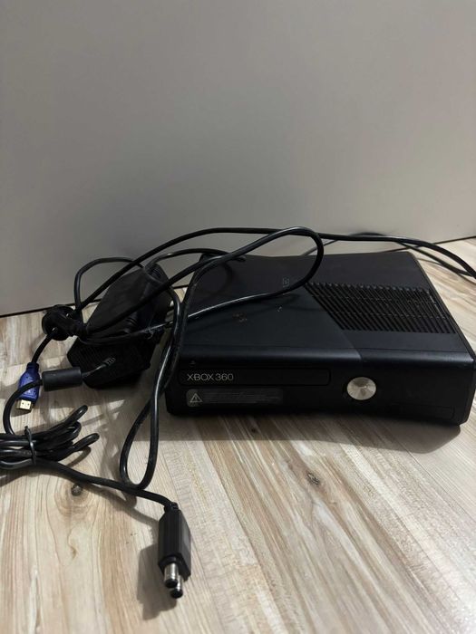 Konsola Xbox 360 wraz z kamerą kinekt, 4 padami i zestawem gier
