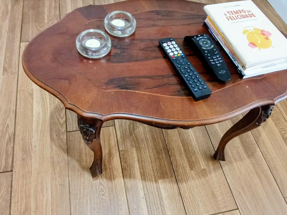 Sofá com 1 ano. 400 EUR. Mesa 40 eur