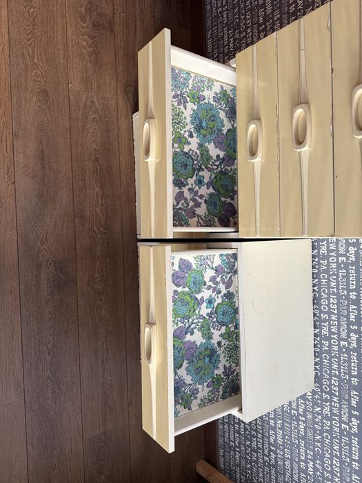Conjunto Vintage (≈50 anos) – Módulo de Gavetas + Mesa de Cabeceira