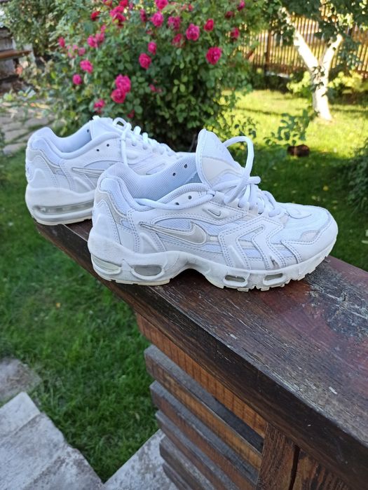 Жіночі кросівки Nake,в гарному стані.