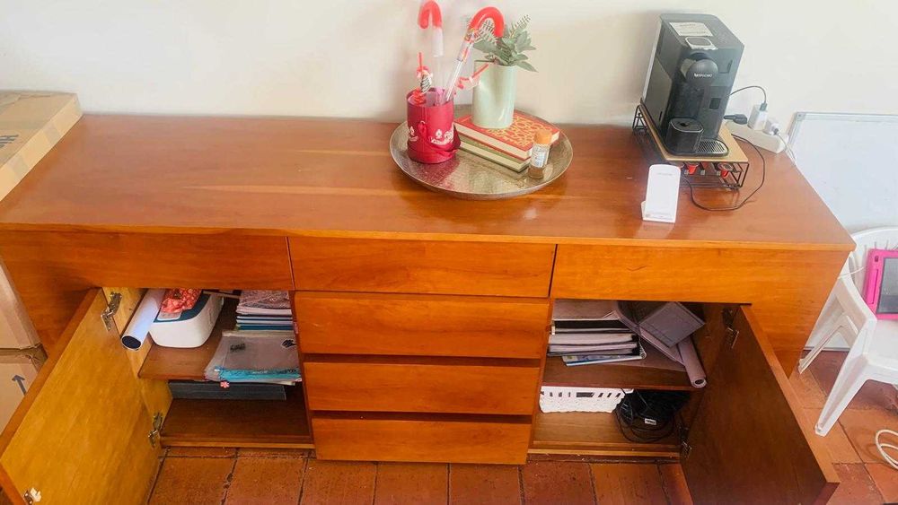 Aparador em madeira maciça em ótimo estado