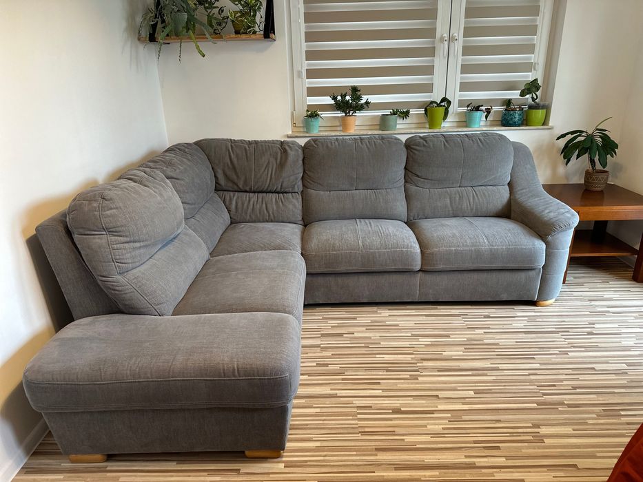 Wygodna narożna szara kanapa z funkcją spania