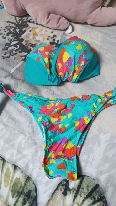Biquíni multicolor com padrão de corações