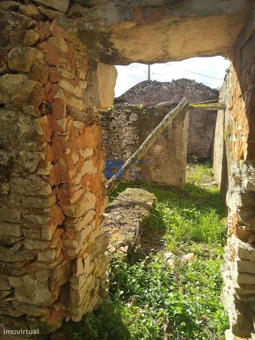 Moradia em ruina com terreno em Maxieira