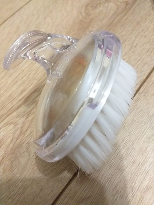 Круглая щетка для удаления пыли с ногтей, которая используется в маник