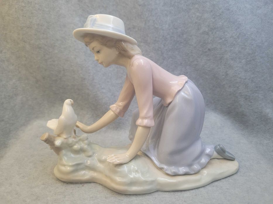 Статуэтка " Девочка с голубем" Nao Lladro . Испания 16х9х18 см.