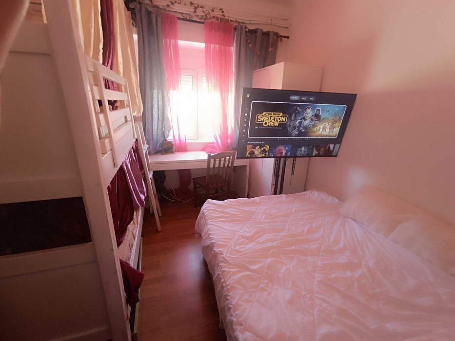 Quarto Triplo com TV 50", WiFi, AC, Contrato - 1 Pessoa