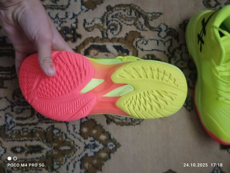 Волейбольні кросівки asics