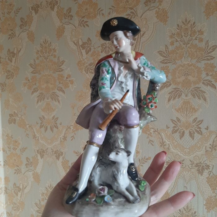 Статуэтка фарфоровая