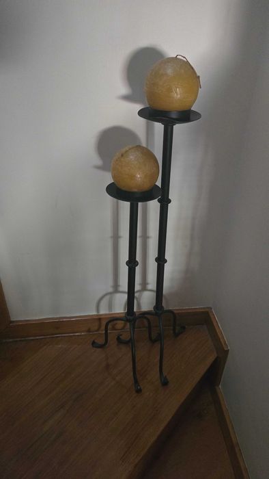 Conjunto 2 Castiçais de Chão em Ferro Forjado + Velas