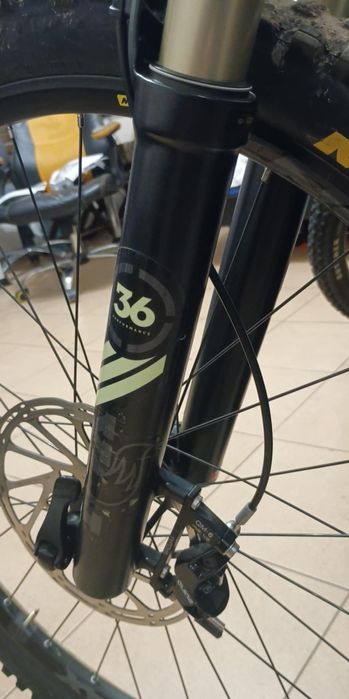 Fox 36 pod kolo 27.5, skok 180mm