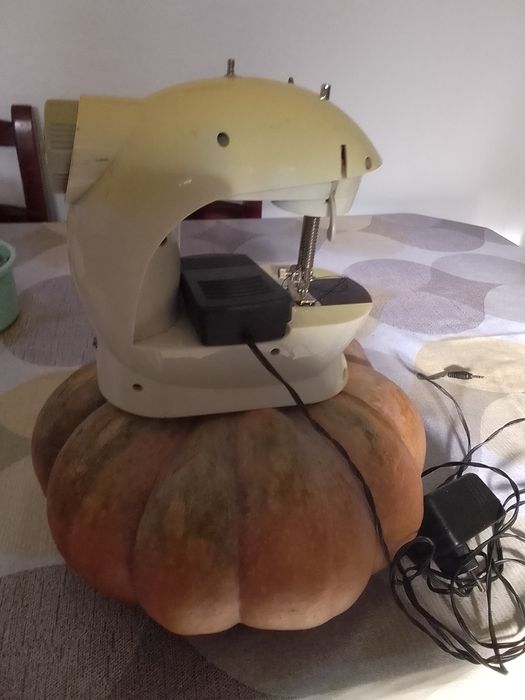 Vendo maquina de costura portatil