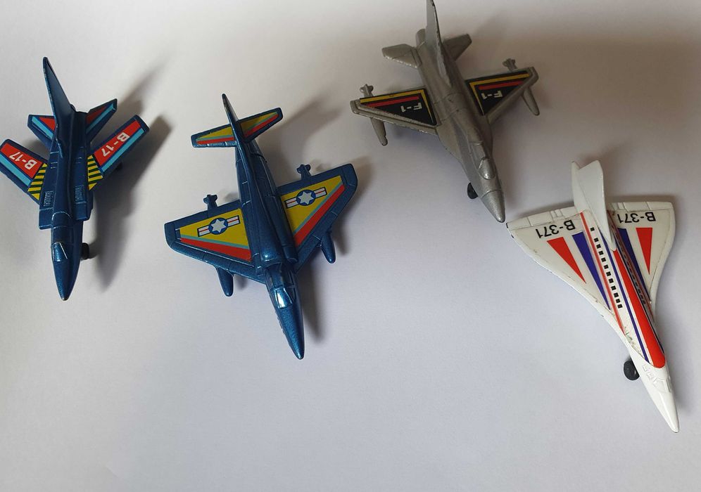 4 pequenos aviões de combate, em metal, sem marca - Anos 80