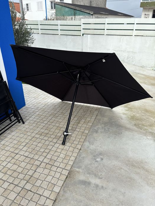 4 cadeiras de jardim e guarda-sol