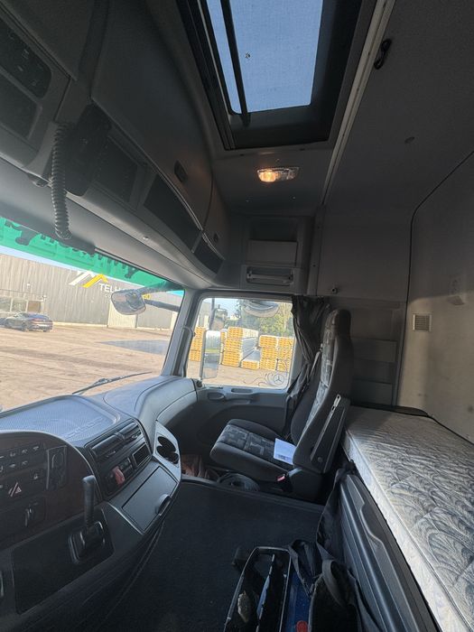 Camiao mercedes com grua