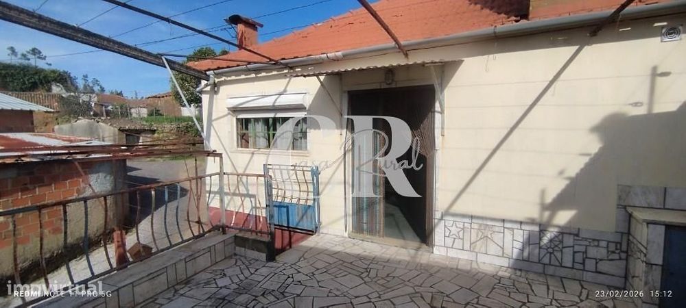 Moradia T3 com vários anexos, terreno e poço