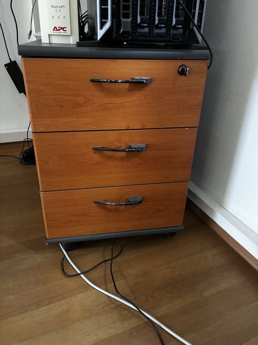 Szafka kontenerek , zamykana na kluczyk  ciemny orzech