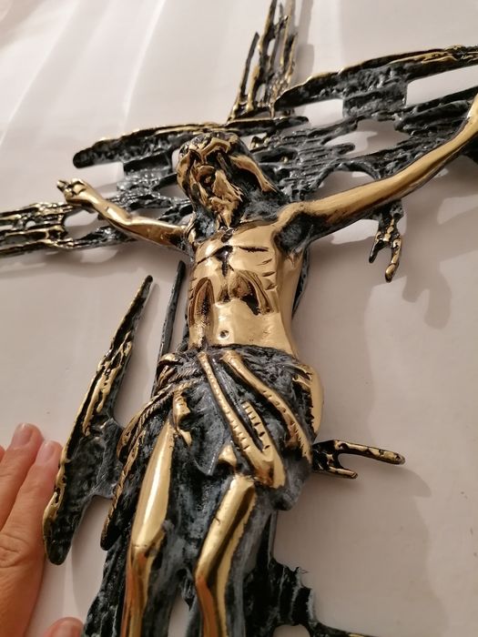 Cristos em latão
