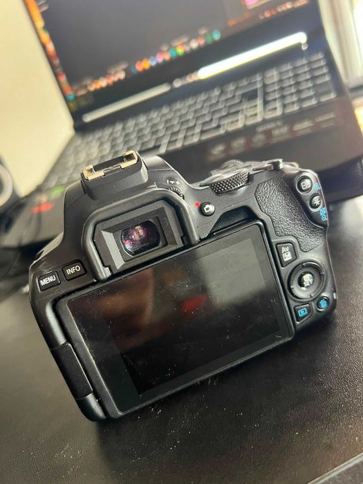 Canon EOS  250D