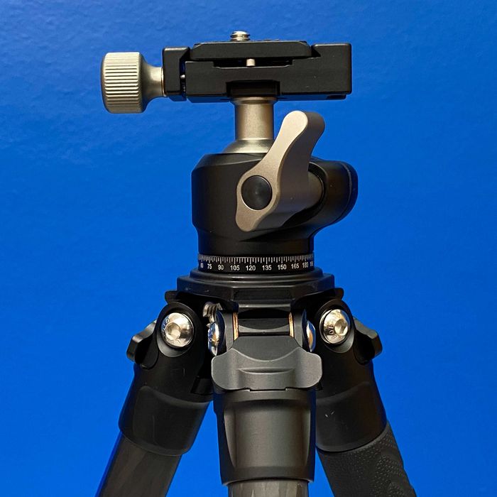 Tripé de Carbono Leofoto Ranger EF-224C + LH-25 (910g)