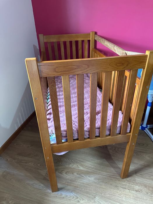 Berço para bebé em madeira