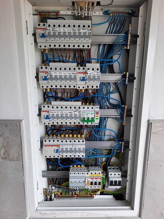 Usługi elektryczne. Elektryk