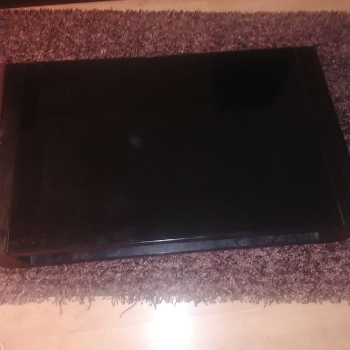 Mesa de centro em madeira maciça preta com tampo em vidro