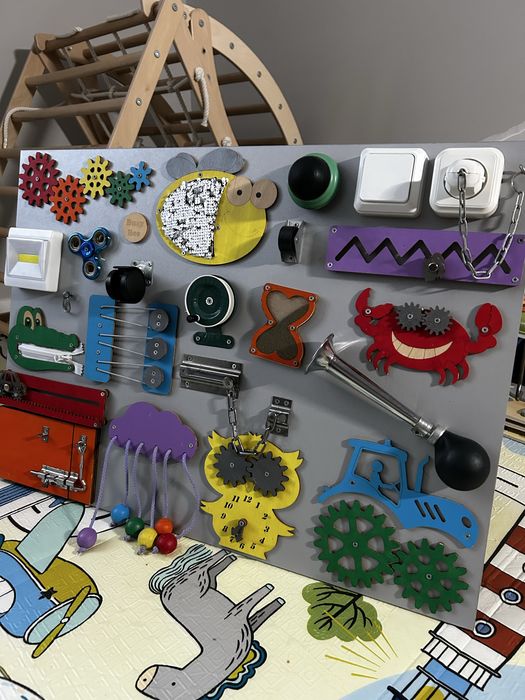 Бізіборд , дошка для розвитку дрібної моторики