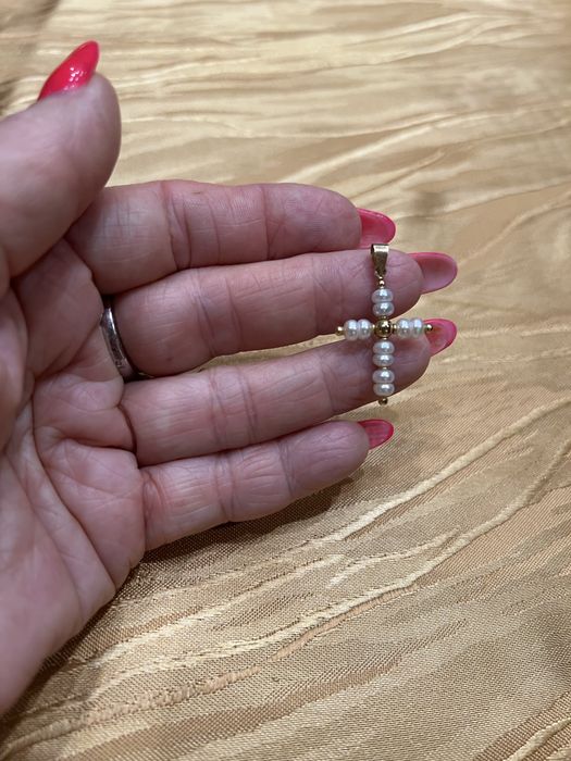 Cruz em ouro de 19,2k e pérolas