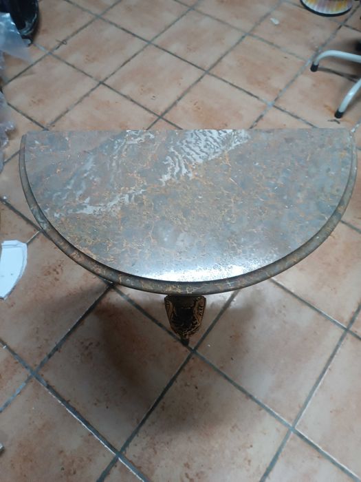 Credencia trabalhada em metal muito antiga com pedra mármore