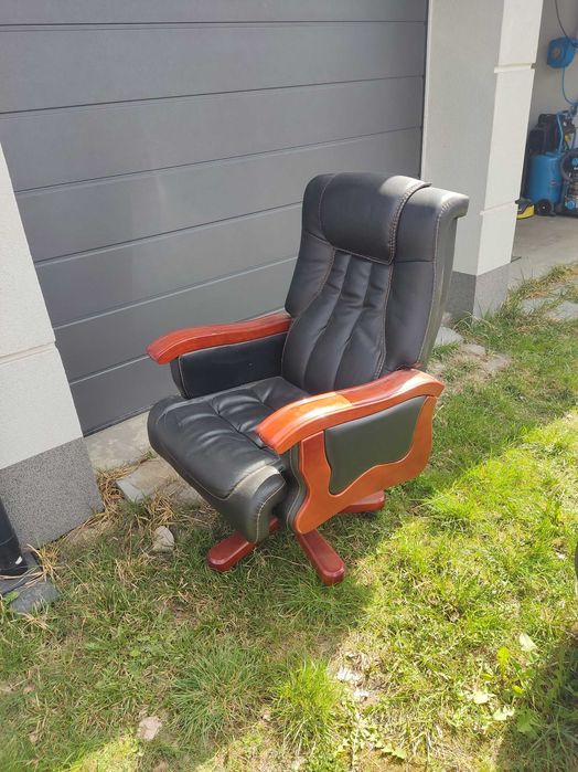 Uszkodzony elegancki fotel biurowy.