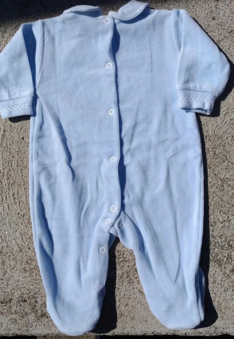 Babygrow em malha laminada com bordados