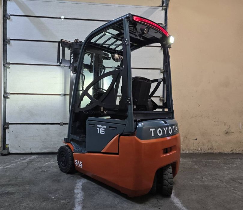 Навантажувач вилковий трьохопорний, електричний Toyota 8FBEК16T