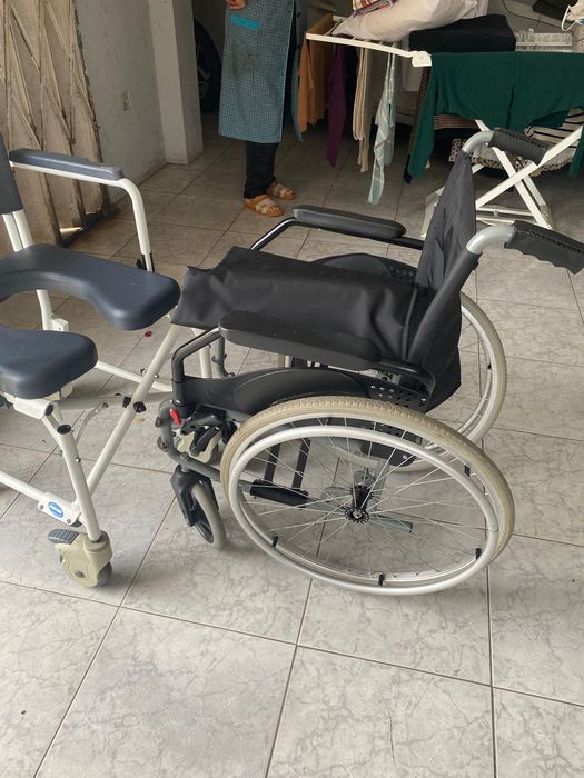 Vendo cadeira de rodas e cadeira de banho/ sanita