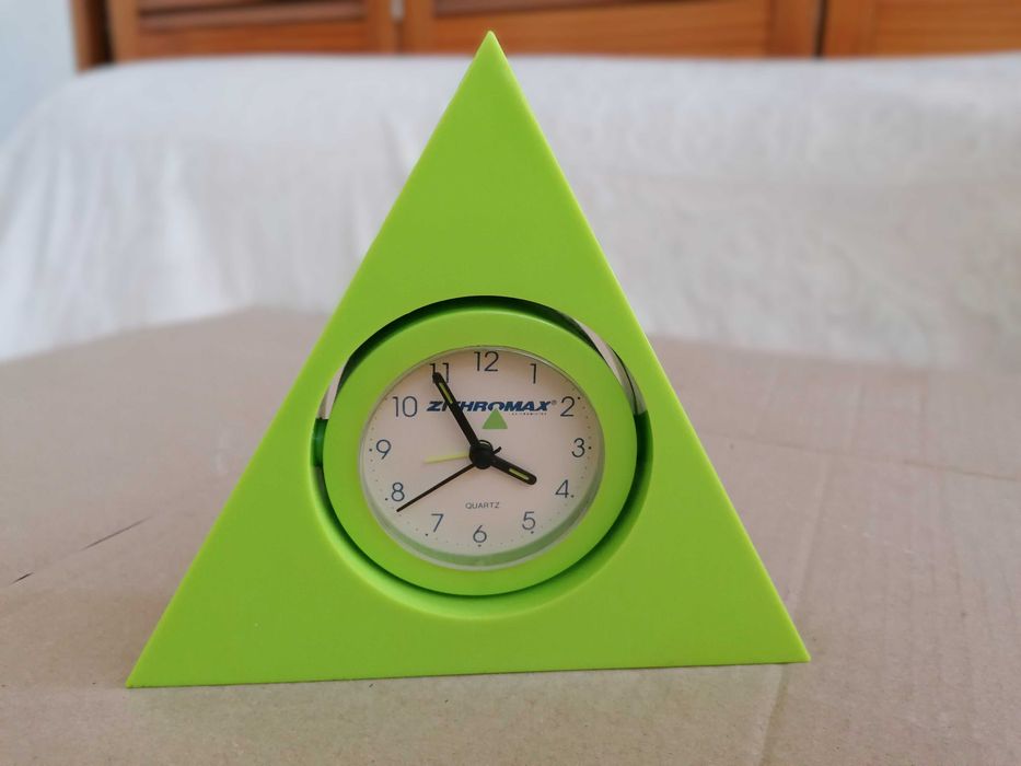 Relógio analógico triangular Verde lima