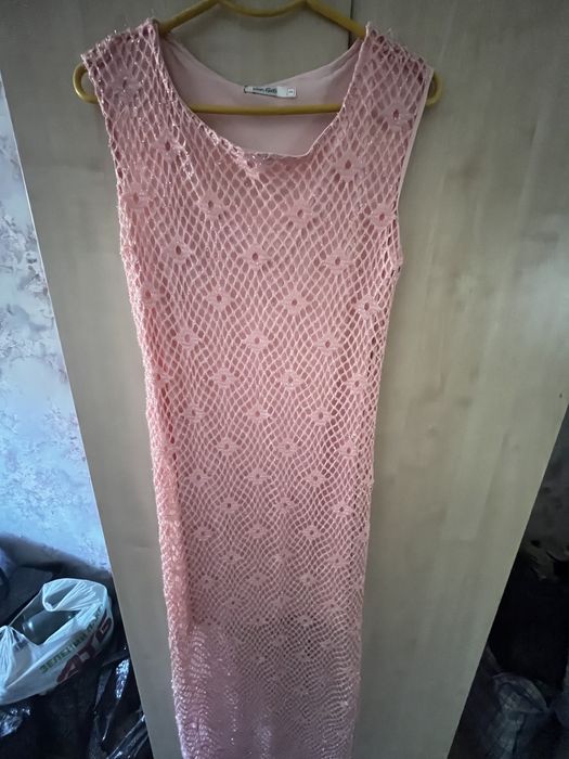 Платья, новое с биркой персиковое и есть белое в цветочек летнее