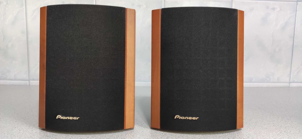 Продам комплект аудио колонок Pioneer для домашнего кинотеатра.