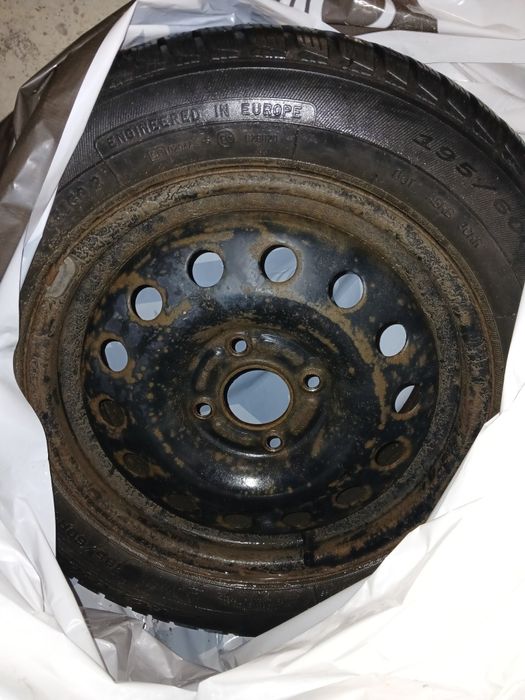 Koła Felgi stalowe 15 z oponami zimowymi Dębica 195/60 r15