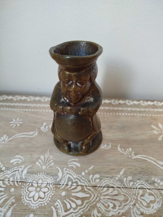 Antigo e curioso Jarro miniatura, latão maciço