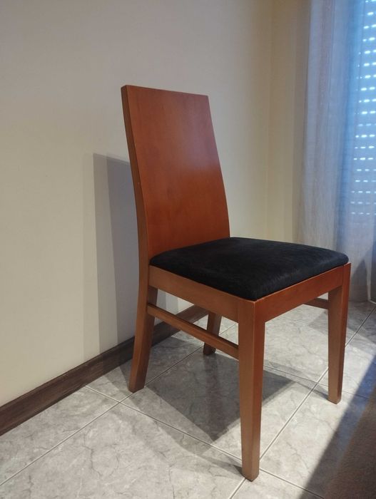 Mesa e cadeiras de madeira maciça