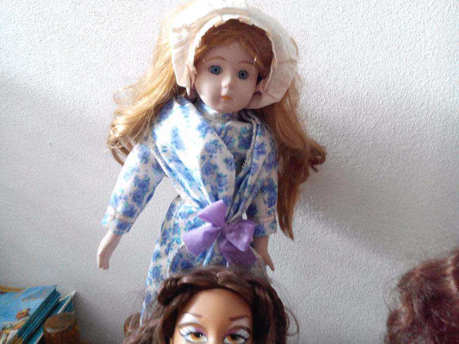 bonecas e peluches