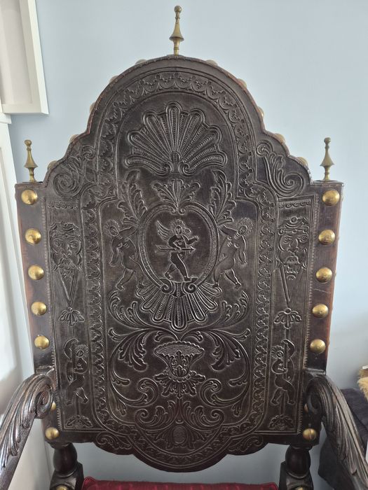 Cadeirão antigo em pau preto