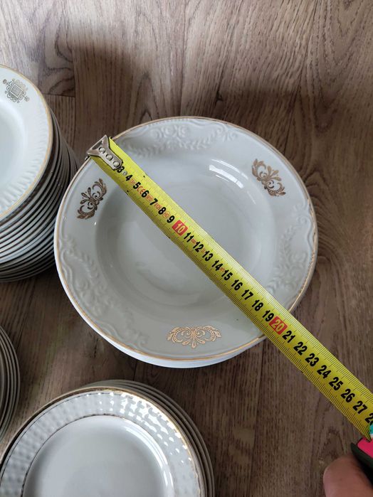 Посуда и столовые приборы: Тарелки, Селедочницы, Вилки, Ложечки.