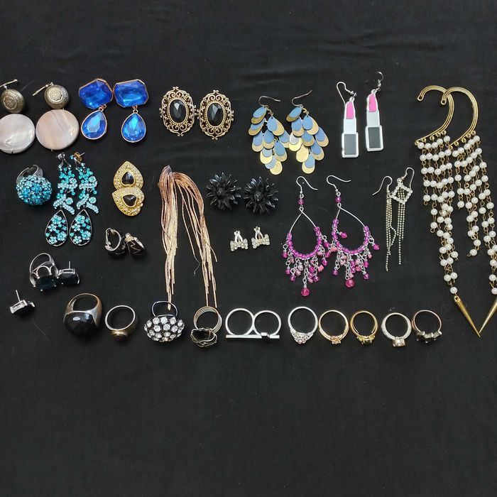 Біжутерія. Браслети каблучки кулони кліпси сережки годинники.комплекти