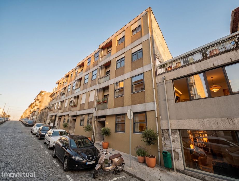 Apartamento T4 c/ Terraço e Garagem | Oportunidade de Investimento